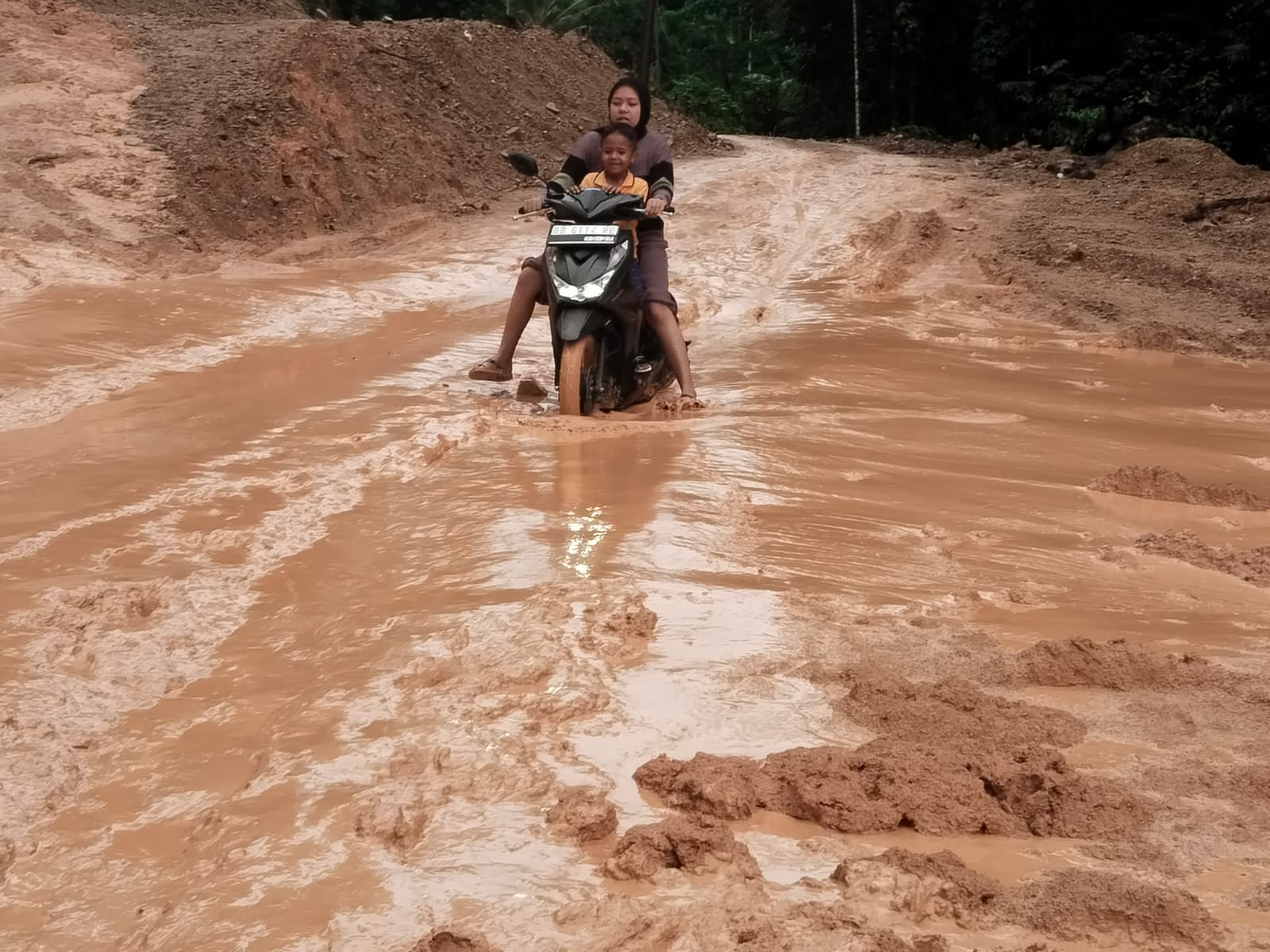 Lagi, Jalan Batu Bolang Tambangan Longsor, Tiga Desa Sulit Dilewati 