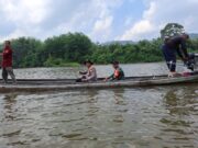 Kapolsek Kampar Kiri M Daud Gunakan Sampan Untuk Bagikan Bansos Kepada Masyarakat Tidak Mampu, Dalam Rangka Cooling Sysem Pilkada Damai