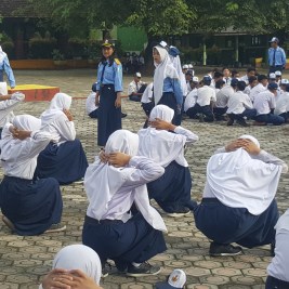 BAJU SERAGAM SISWA SMP.N DI KANDIS TIDAK KUNJUNG DATANG SUDAH 3 BULAN.KAPSEK LEPAS TANGAN, PEMBORONG TIDAK BERTANGGUNG JAWAB.ORANG TUA SUDAH MULAI RESAH