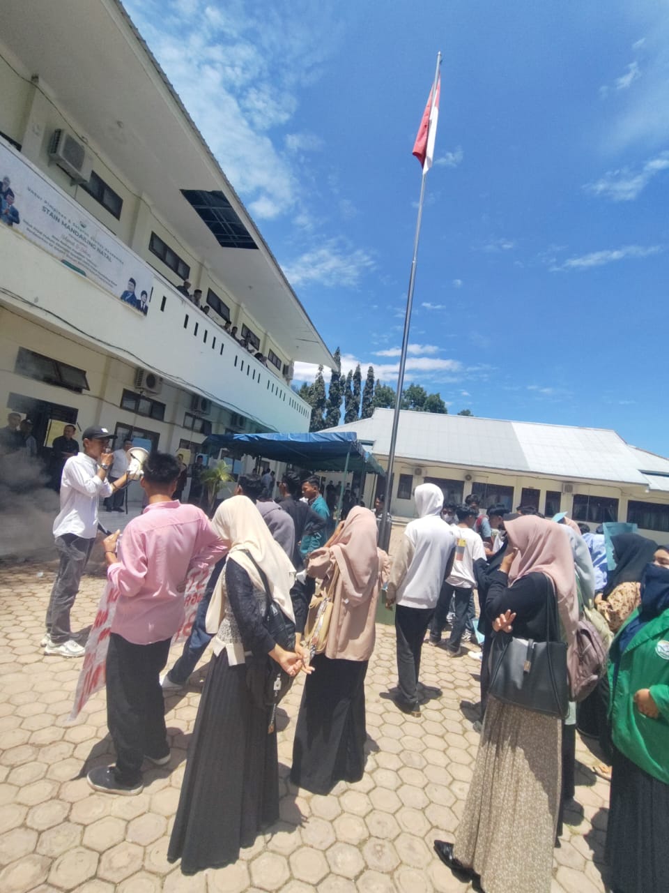 Puluhan Mahasiswa Gelar Unjuk Rasa di Depan Gedung Akademik, Desak Ketua STAIN Mandailing Natal Mundur dari Jabatan