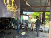 Satreskrim Sambangi Remaja Nongkrong di Bengkel dan Ingatkan Nyoblos Tanggal 27 November