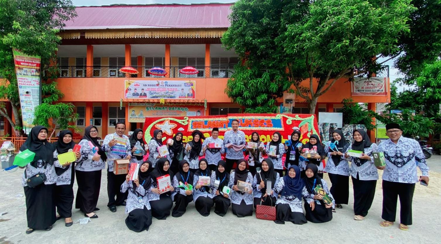 SDN 143 Pekanbaru Gelar Peringatan Hari Guru, Wujud Apresiasi kepada Pendidik