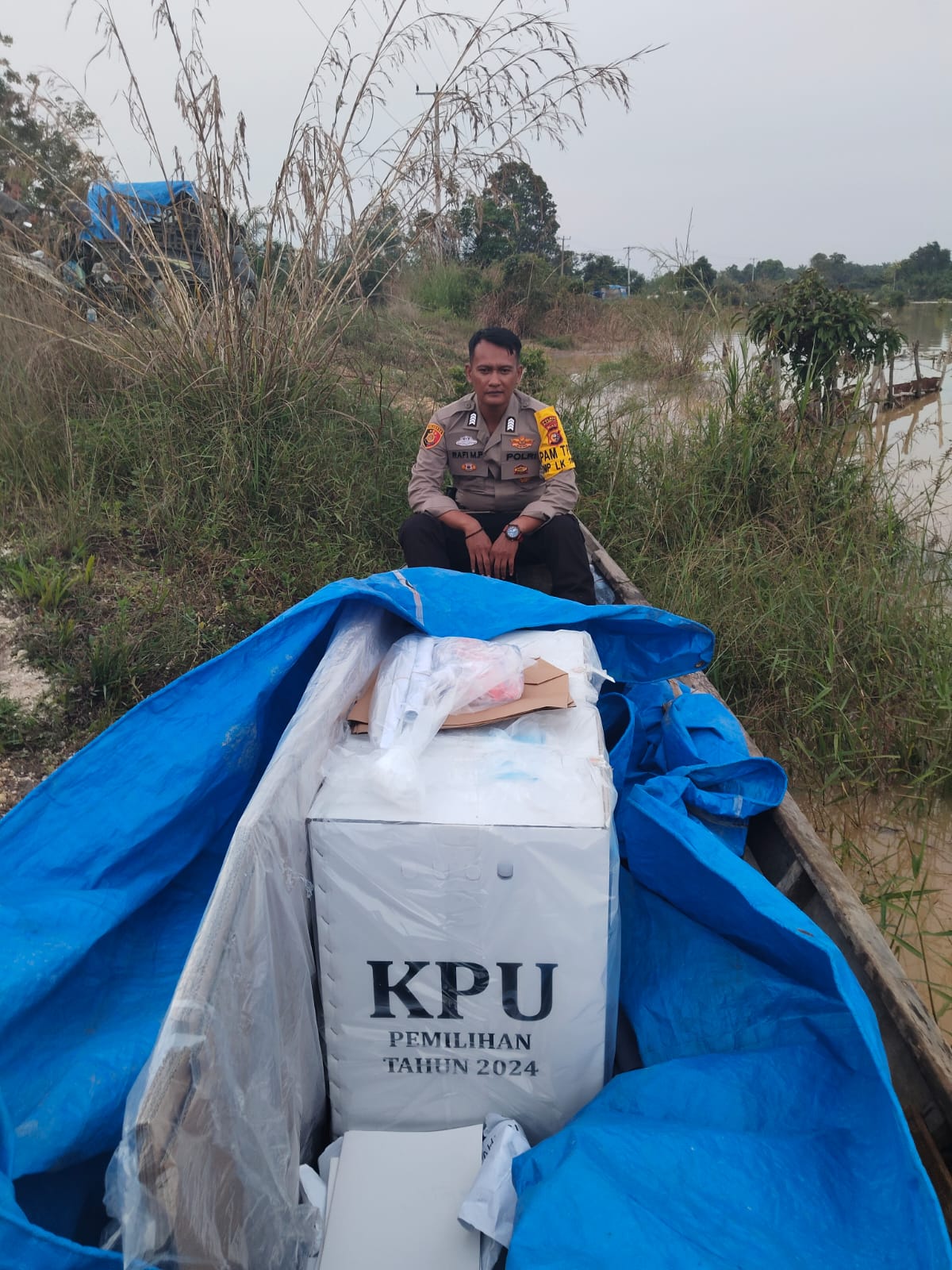 Pengawalan Ketat, Logistik Pilkada Kampar Aman Tiba di Desa Rantau Kasih