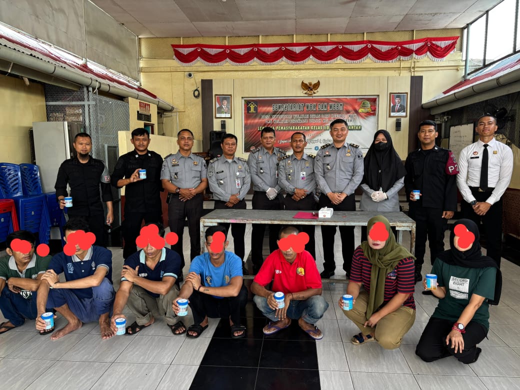 KONSISTEN WUJUDKAN BEBAS NARKOTIKA, LAPAS KELAS IIB TELUK KUANTAN GELAR RAZIA KAMAR HUNIAN SERTA TES URINE BAGI PETUGAS DAN WARGA BINAAN PEMASYARAKATAN