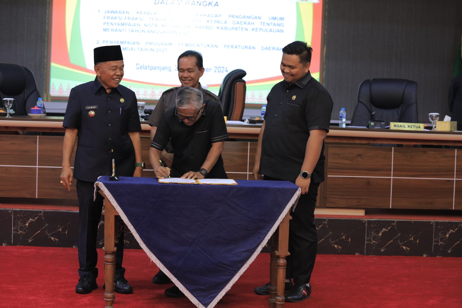 DPRD Meranti Gelar Paripurna Jawaban Kepala Daerah Atas Pandum Fraksi Ranperda Tentang APBD dan Penyampaian Program Propemperda 2025