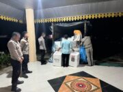 Polsek Hulu Kuantan Kawal Pergeseran Logistik Pilkada 2024 dari PPK Hulu Kuantan ke KPU Kuansing
