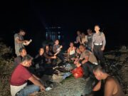 Kasat Lantas Polres Kampar dan Bhabinkamtibmas Dasril Bakar Ikan Bareng Sopir Terdampak Longsor