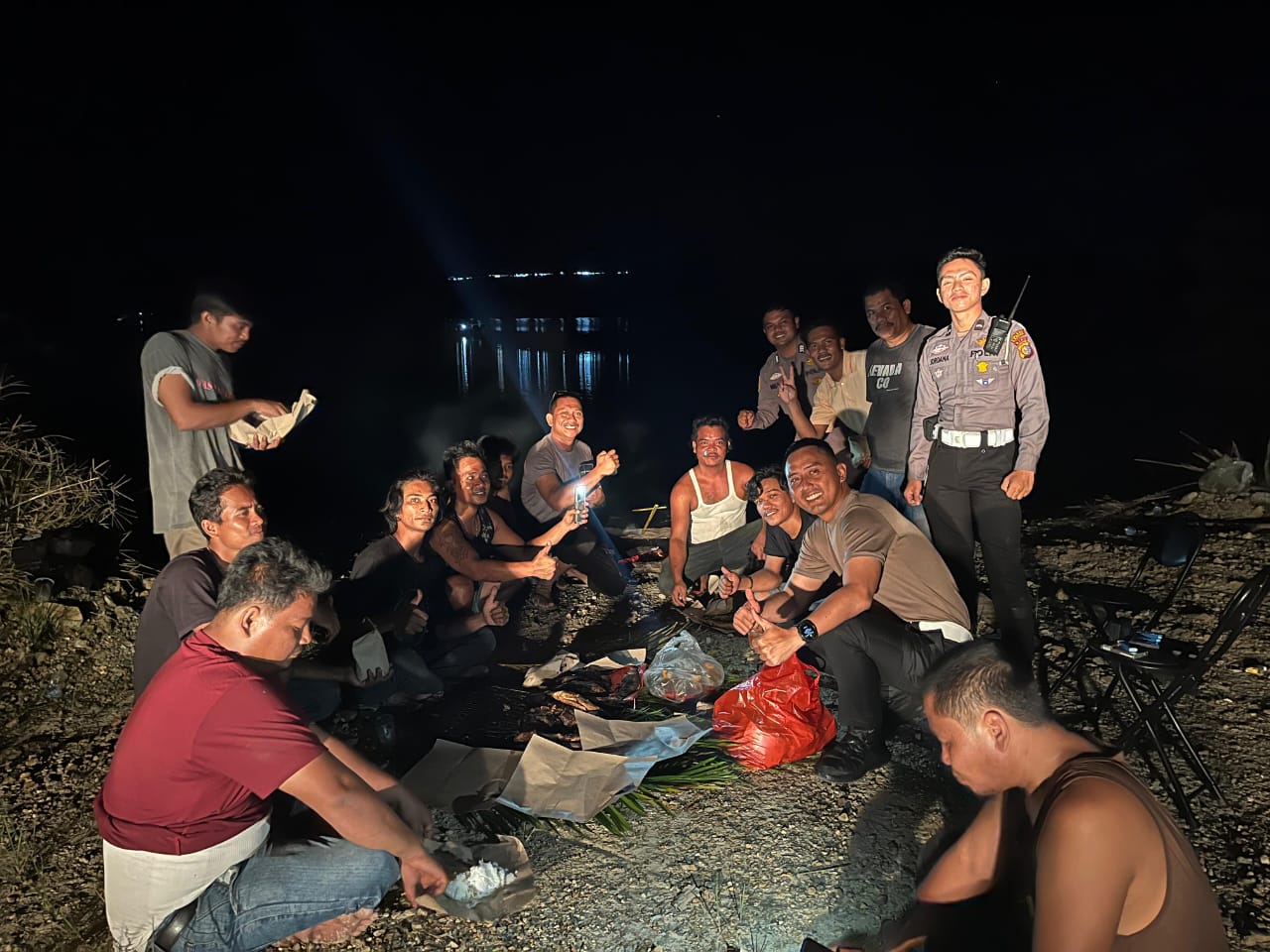 Kasat Lantas Polres Kampar dan Bhabinkamtibmas Dasril Bakar Ikan Bareng Sopir Terdampak Longsor