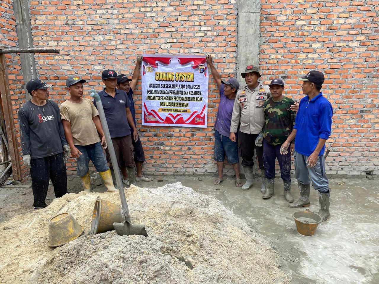 Pasca Pilkada dan Nataru Bhabinkamtibmas Polsek Tapung Hilir Sambangi Warga