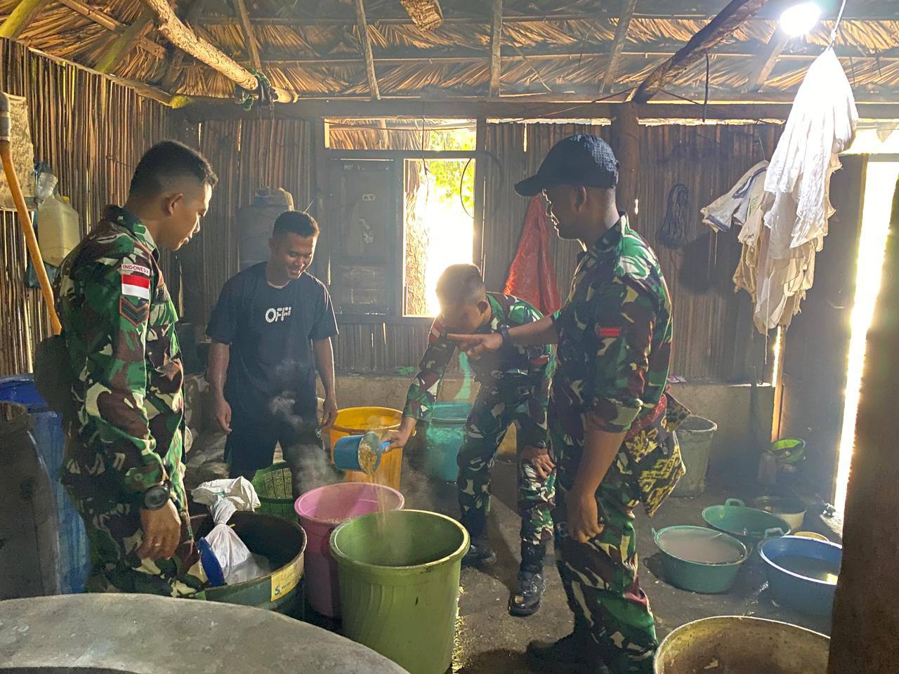 Satgas Pamtas RI-RDTL Sektor Barat Pos Wini Dukung Usaha Masyarakat Lewat Kegiatan Membantu Produksi Tempe