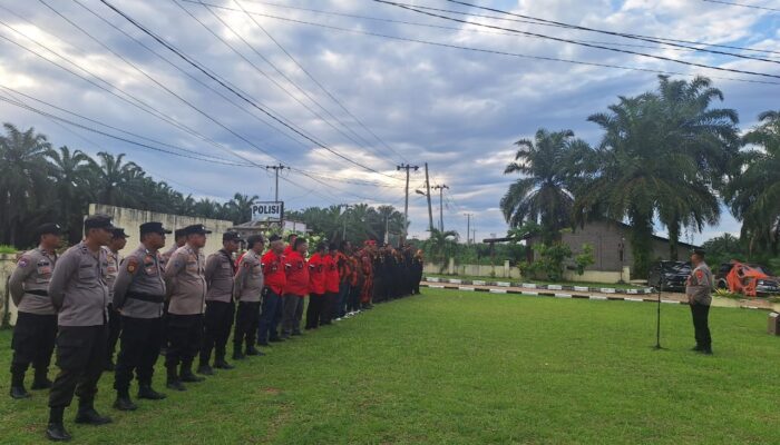 Kapolsek Rambah Hilir Pimpin Apel Pengamanan Misa Natal 2024, Pastikan Perayaan Berjalan Aman dan Khidmat