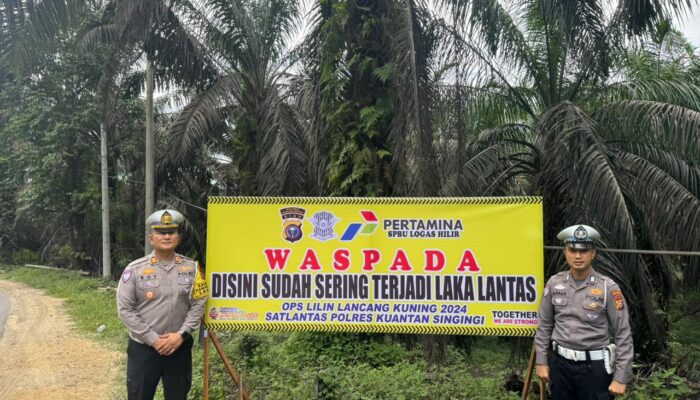 Sat Lantas Polres Kuansing Pasang Spanduk Himbauan di Daerah Rawan Kecelakaan Dalam Rangka Ops Lilin LK 2024