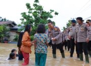 Wakapolda Riau Tinjau Langsung Lokasi Banjir di Gunung Sahilan, Salurkan Bantuan Sembako dan Layanan Kesehatan!