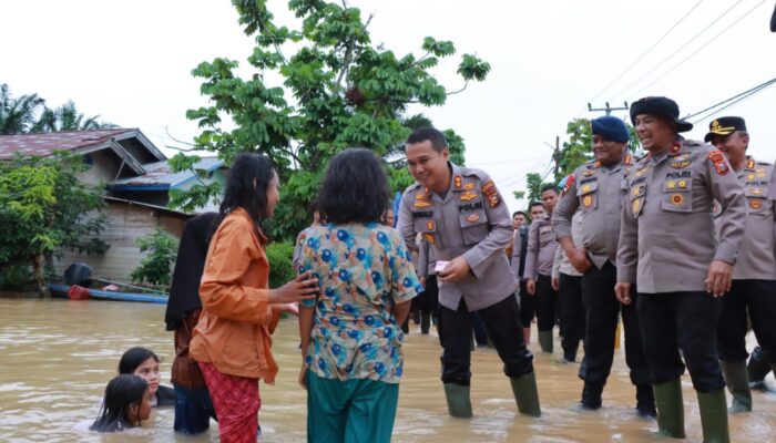 Wakapolda Riau Tinjau Langsung Lokasi Banjir di Gunung Sahilan, Salurkan Bantuan Sembako dan Layanan Kesehatan!