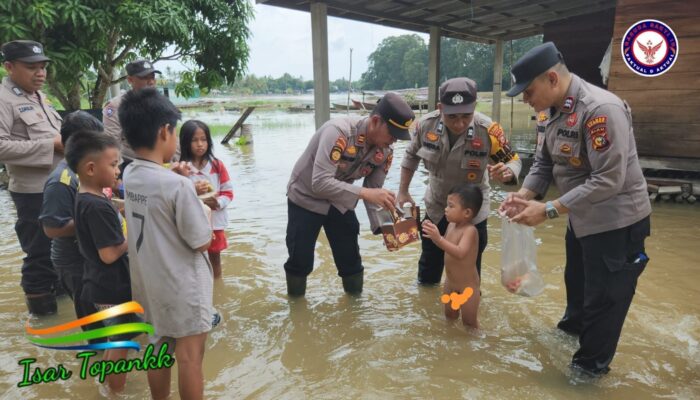 Kapolsek Kampar Kiri Hilir Hibur Anak-anak Terdampak Banjir Sembari Berikan Bantuan Sembako