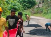 Kepala Desa Keras Darminton Berutu, Tanggap Cepat Tepat Perbaikan Jalan Lintas Desa keras -Sibagindar Yang Berlobang