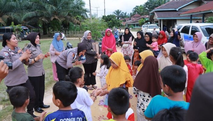 Srikandi Polres Kampar Beraksi! Tim Trauma Healing Berikan Sentuhan Harapan di Tengah Banjir Gunung Sahilan