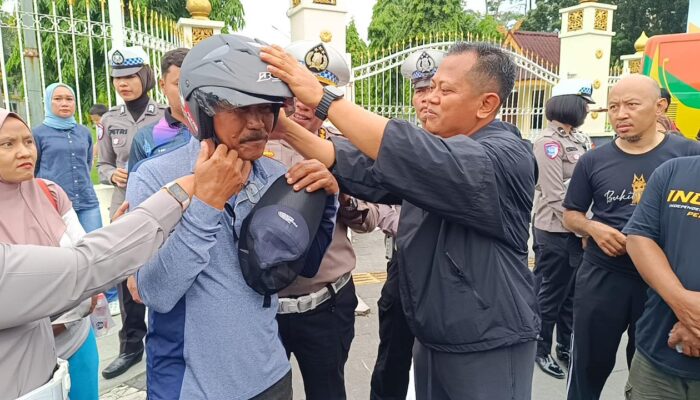 Sembari Olahraga Pagi Dirlantas Polda Riau Sapa Pengunjung CFD Pekanbaru & Bagikan Helm SNI