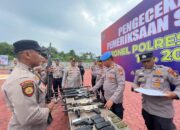 Kapolres Pimpin Lakukan Pemeriksaan Senjata Api Di Lapangan Mapolres