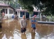 Polisi Hadir di Tengah Warga Desa Teratak Buluh yang Terdampak Luapan Sungai Kampar, Himbau Waspada dan Jaga Kerukunan!