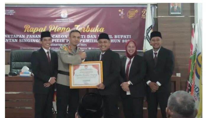 KPU Kuansing Berikan Penghargaan Ke Kapolres Kuansing