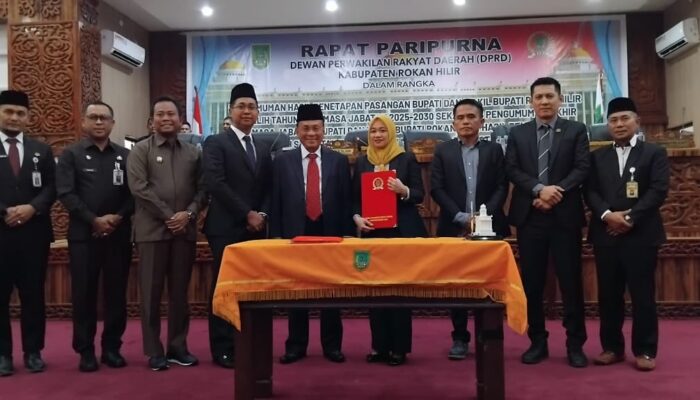 DPRD Rokan Hilir Umumkan H. Bistamam dan Jhony Charles sebagai Bupati dan Wakil Bupati Terpilih Masa Jabatan 2025-2030