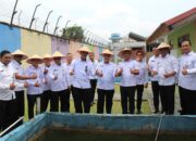 DUKUNG PROGRAM KETAHANAN PANGAN, KAKANWIL DITJENPAS RIAU TABUR BENIH IKAN PATIN DI LAPAS KELAS IIA PEKANBARU