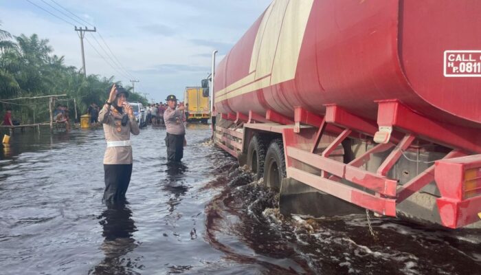 Banjir Mulai Surut, Lalin di Jalintim Kilometer 83 Pelalawan Kembali Normal