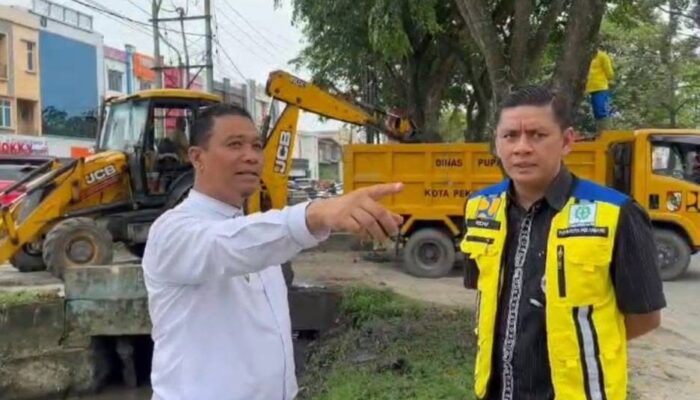 Pemko Pekanbaru Siap Revitalisasi Parit di Jalan Arifin Ahmad untuk Atasi Banjir