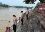 Polsek Kuantan Tengah Lakukan Pengecekan Debit Air Sungai Kuantan, Warga Diminta Tetap Waspada