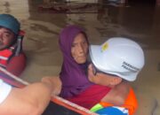 Video Aksi Heroik Darmawan Prasodjo Di Tengah Banjir Bekasi Beredar, Pencitraan Saat Dugaan Korupsi PLN Dikejar?