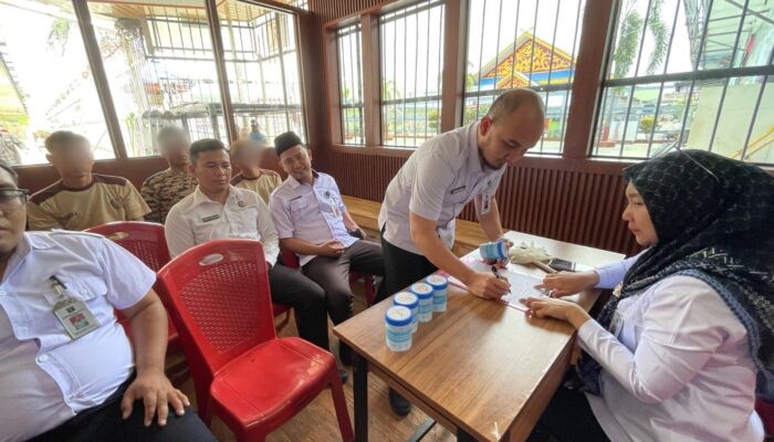Upaya Deteksi Dini, Lapas Lapas Pekanbaru Lakukan Tes Urin Berkala Kepada Petugas dan Warga Binaan