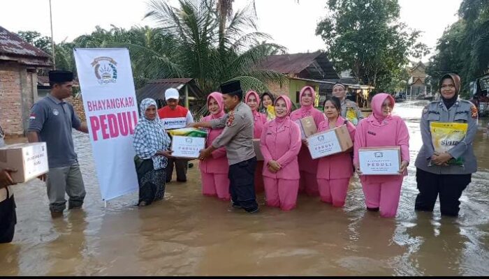 Polsek Siak Hulu dan Bhayangkari Peduli, Salurkan Bantuan Sembako untuk Warga Terdampak Banjir di Desa Buluh Cina!