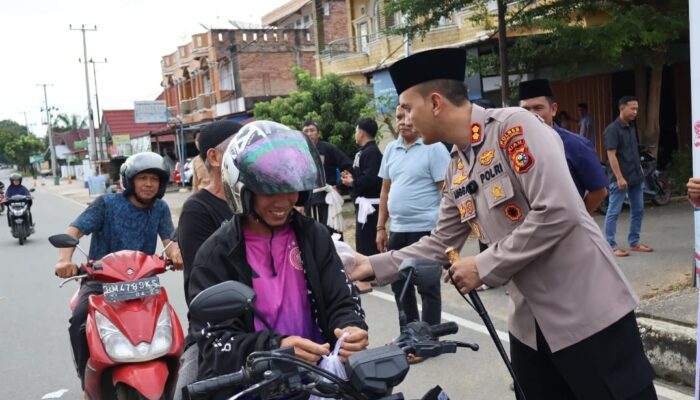 Polres Kuansing Bersama Insan Media Bagikan Takjil Kepada Masyarakat Dalam Rangka Ops Tertib Ramadhan LK 2025