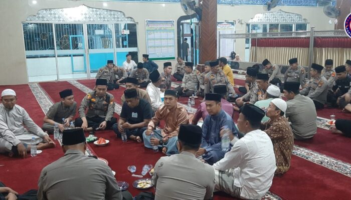Waka Polres Kampar Berbaur dengan Jemaah, Sholat Tarawih Keliling dan Silaturahmi di Masjid Taqwa Langgini