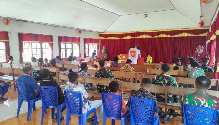 Minggu Penuh Suka Cita, Satgas Yonif 641/Bru Laksanakan Ibadah Bersama Warga Di Gereja GKI Distrik Bolakme
