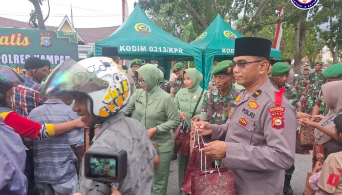 TNI-Polri Saling Bergandengan Tangan Bagikan Takjil di Bulan Ramadan, Tunjukkan Sinergitas dan Kepedulian