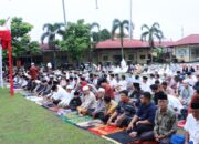 Khidmatnya Sholat Idul Fitri di Halaman Mapolres Kampar, Kapolres dan Jajaran Rayakan Kemenangan Bersama Masyarakat