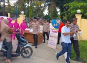 Polsek Cerenti dan Bhayangkari Berbagi Takjil Kepada Masyarakat di Bulan Suci Ramadhan