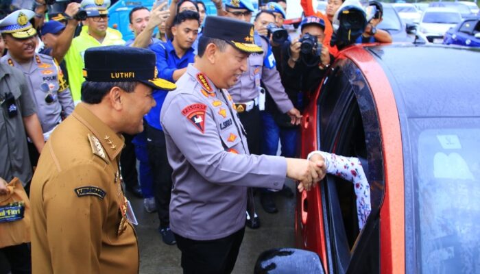 Kapolri Sapa Pemudik di Tol Kalikangkung, Sampaikan Pesan Utamakan Keselamatan
