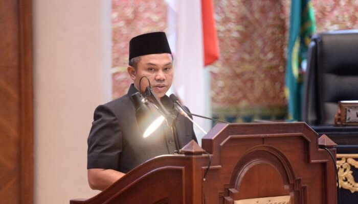 Gubri Wahid Sampaikan LKPJ 2024 ke DPRD Riau