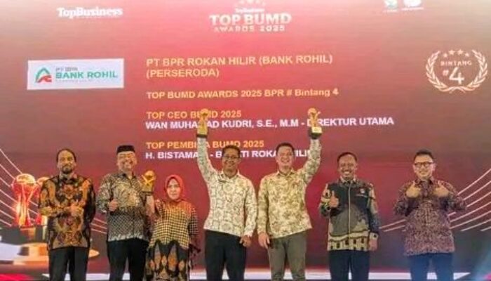 Wakil Bupati Rohil Jhony Charles dan Bank Rohil mendapat 3 penghargaan TOP BUMD AWARDS 2025 di Jakarta