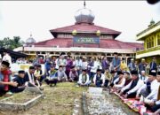 Lepas Rombongan Ziarah Kubur Desa Kampung Godang, Bupati Kampar Apresiasi Atas Pelestarian Budaya Aghi Ghayo Onam