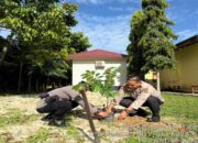 Polsek Logas Tanah Darat Tanam Bibit Pohon Sirsak Dukung Program Penghijauan dan Kelestarian Alam