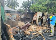 Personil Polsek Tapung Hilir Bersama Warga Berjibaku Bantu Padamkan Kebakaran Rumah Warga Desa Kota Bangun