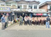 Peduli Lingkungan, Polsek Kabun bersama Upika Gelar Gotong Royong Bersihkan Jalan Raya Jalur 2 (Dua) Desa Kabun