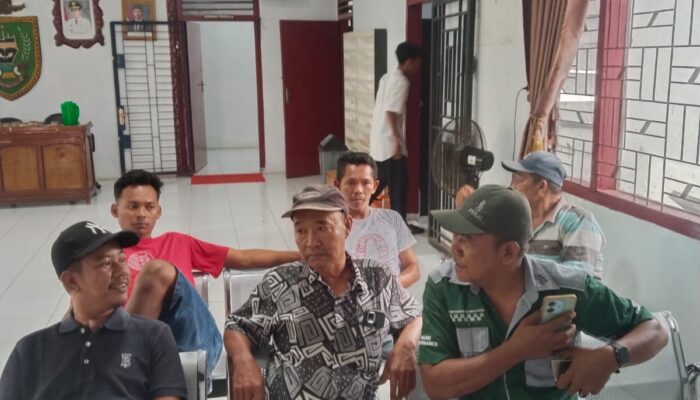 Masyarakat RT 01 dusun sejahtera  bagan batu mengecam Datuk penghulu adnursyaf karena mengangkat RT 01 tanpa musyawarah dan pemungutan suara