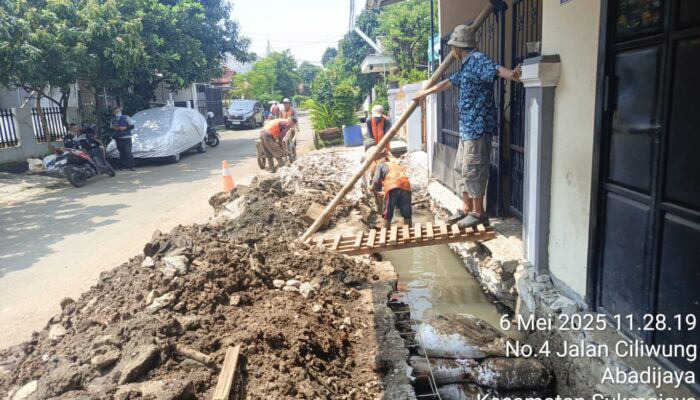 Pembangunan Saluran Drainase Lingkungan Jalan Ciliwung RW 014 Kelurahan Abadi Jaya Dimana Pelaksana Tidak Pernah Berada Di Lokasi kegiatan