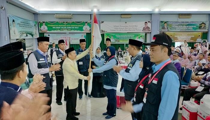 Kakanwil Kemenag Riau Lepas Kloter BTH–04, Pesankan Jemaah Jaga Energi dan Niat