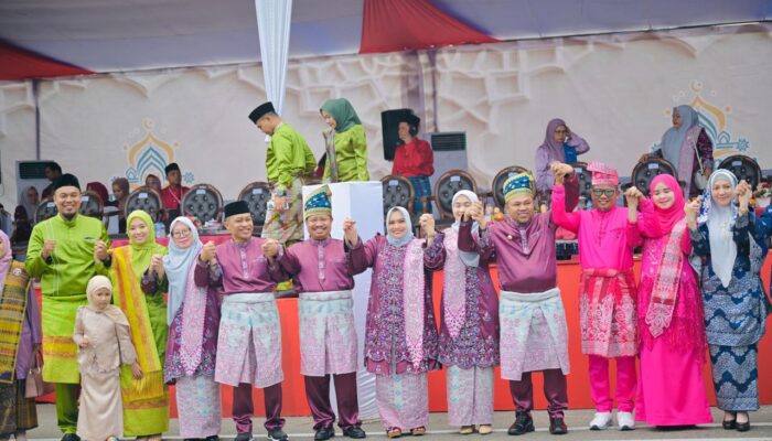 Ribuan Peserta Tumpah Ruah, Gubernur Riau Lepas Pawai Taaruf MTQ Provinsi Riau Ke-43